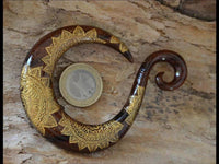 Load image into Gallery viewer, Ohrgewicht Ohr Dehner Holz gold bemalt Mandala Creole
