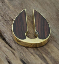 Cargar imagen en el visor de la galería, Ohrgewicht Brass 14mm Tropfen Schlüsselloch Holz Inlay
