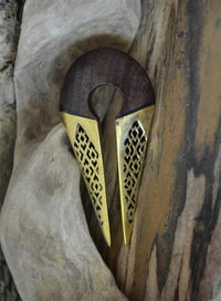 Load image into Gallery viewer, Ohrgewicht Brass Holz 12mm Pfeil Karo Stanz Muster
