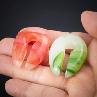 Cargar imagen en el visor de la galería, Ohrgewicht Stein 12mm Tropfen Schlüsselloch rot grün
