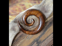 Cargar imagen en el visor de la galería, Piercing Spirale Parasit Holz Plug Ohrstecker braun Wellen Maserung
