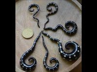 Cargar imagen en el visor de la galería, Horn Piercing Expander schwarz Thai-Spirale Punkte weiß
