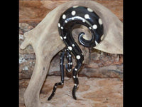 Cargar imagen en el visor de la galería, Horn Piercing Expander schwarz Thai-Spirale Punkte weiß
