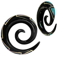 Cargar imagen en el visor de la galería, Chic-Net Tribal Horn Piercing Expander- Türkis Inlay Spirale- Ohrring aus Horn- 6mm- schwarz-weiß-türkis- Plug- Tunnel- Ohrhänger- Ohrstecker
