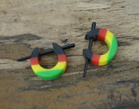 Cargar imagen en el visor de la galería, Pin Creolen Stick Ohrringe Acryl Rasta Farben 1.6mm

