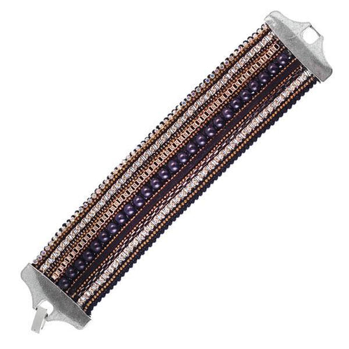 Das Armband "Handgefädelt Brass Steine Kristalle Damen" ist 18 cm breit, besticht durch lila Perlen, funkelnde Kristalle, Metallelemente und silberfarbene Verschlüsse – perfekt für den Ibiza Hippie Style.