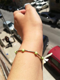Cargar imagen en el visor de la galería, Armband Brass Perlen grün Brass Röhren Blume geöffnet weiß bemalt
