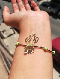 Cargar imagen en el visor de la galería, Armband Brass Perlen grün Brass Röhren Blume geöffnet weiß bemalt
