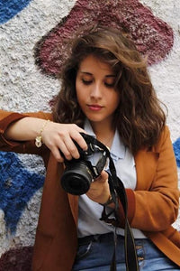 Cargar imagen en el visor de la galería, Armband Brass Perlen grün Brass Röhren Blume geöffnet weiß bemalt
