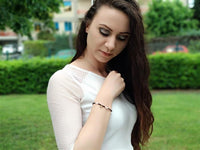 Load image into Gallery viewer, Brass golden schwarz weiß Perlen Kristalle Schleife Charm Armband verstellbar
