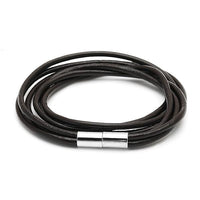 Load image into Gallery viewer, Das Lederarmband „Lederarmbänder Farben Bänder Armband Leder dreifach mehrlagig Magnetverschluss unisex“ in Schwarz mit glänzendem Magnetverschluss ist dreifach gewickelt und liegt kreisförmig auf weißem Hintergrund.
