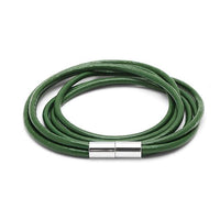 Load image into Gallery viewer, Das Lederarmband „Lederarmbänder Farben Bänder Armband Leder dreifach mehrlagig Magnetverschluss unisex“ in Grün präsentiert seine glänzende silberne Magnetverschluss und die dreifach mehrlagigen Bänder auf weißem Hintergrund.
