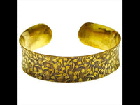 Load image into Gallery viewer, Messing Armreif Blumen Bögen schraffiert konkav golden 20 mm nickelfrei antik Tribal offen Schmuck
