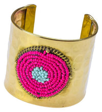 Cargar imagen en el visor de la galería, Messing Armreif gold Perlen Kreise gehämmert grau rosa breit nickelfrei verstellbar antik Tribal
