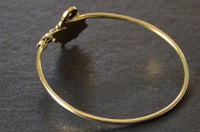 Load image into Gallery viewer, Messing Armreif antik gold grün Onyx Schnörkel verstellbar
