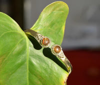 Load image into Gallery viewer, Messing Armreif golden Tigerauge rund Dreieck Zopfrand nickelfrei verstellbar antik Tribal Schmuck
