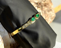 Cargar imagen en el visor de la galería, Messing Armreif golden Jade grün Spirale Tropfen Flechtrand nickelfrei verstellbar antik Tribal
