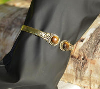 Load image into Gallery viewer, Messing Armreif golden Tigerauge rund acht Zopfrand nickelfrei verstellbar antik Tribal Schmuck
