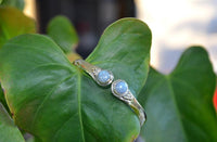 Load image into Gallery viewer, Messing Armreif golden Mondstein rund Blume Zopfrand nickelfrei verstellbar antik Tribal Schmuck
