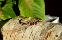 Load image into Gallery viewer, Messing Armreif golden Rubin rund Blume Zopfrand nickelfrei verstellbar antik Tribal Schmuck
