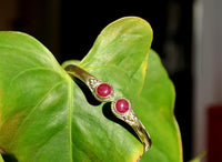 Load image into Gallery viewer, Messing Armreif golden Rubin rund Blume Zopfrand nickelfrei verstellbar antik Tribal Schmuck
