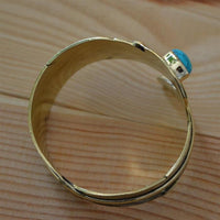 Cargar imagen en el visor de la galería, breiter Messing gold Armreif als Feder mit Türkis
