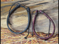 Load image into Gallery viewer, Leder Armband breit Textur aubergine schwarz verstellbar
