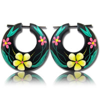 Cargar imagen en el visor de la galería, Holz Pin Ohrringe 39 mm breit Blumen türkis gelb rosa Creolen Horn schwarz handgeschnitzt handbemalt
