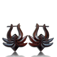 Cargar imagen en el visor de la galería, Narra Holz Pin Ohrringe Creolen Krake handgeschnitzt braun 39 mm
