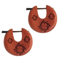 Cargar imagen en el visor de la galería, Holz Pin Creolen Sawoholz Horn-Pin 23 mm rund dunkle Gravur Motiv unisex
