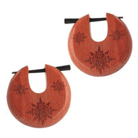 Cargar imagen en el visor de la galería, Holz Pin Creolen Sawoholz Horn-Pin 23 mm rund dunkle Gravur Motiv unisex
