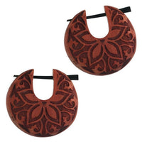 Cargar imagen en el visor de la galería, Holz Pin Creolen Sawoholz Horn-Pin 23 mm rund dunkle Gravur Motiv unisex
