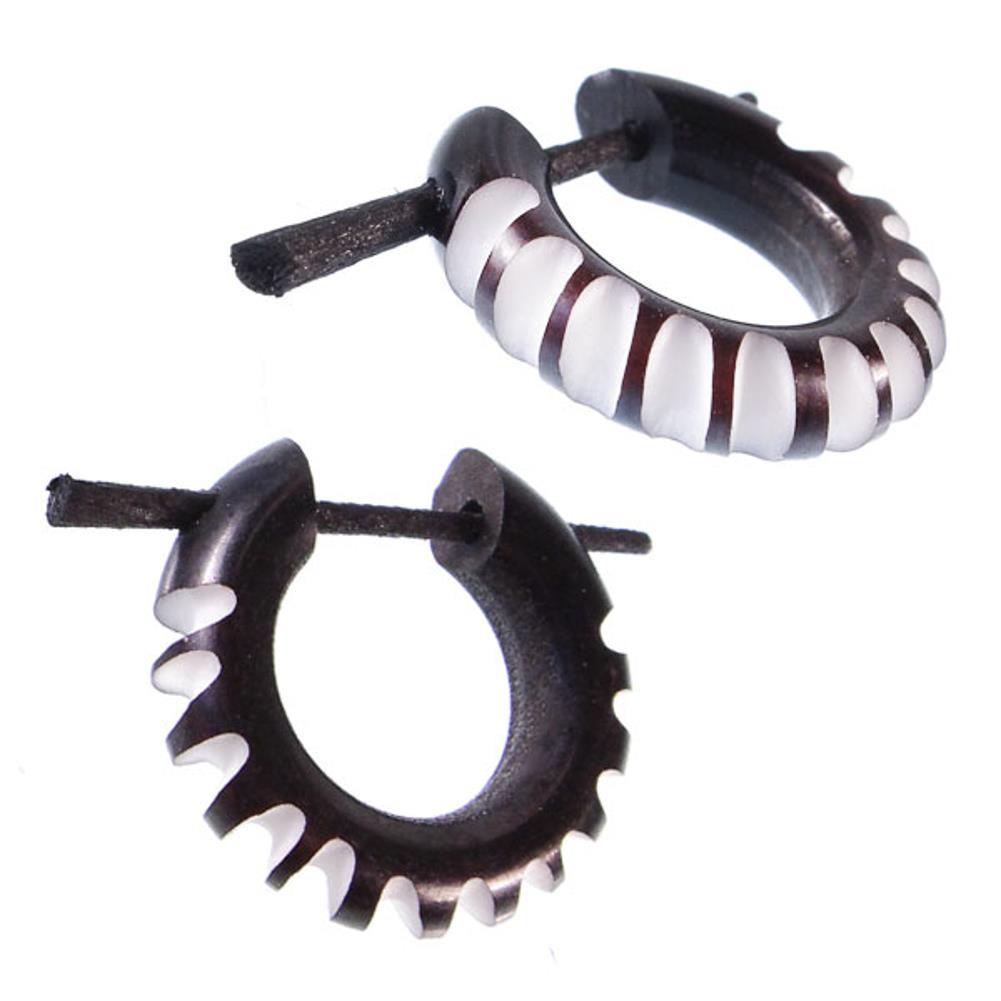 Horn Pin-Ohrringe schwarz 16 mm tief breit Kerben weiß Creolen Holz Pin handgeschnitzt