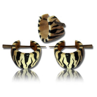Cargar imagen en el visor de la galería, Tiger Holzcreolen weiß schwarz Pin-Ohrringe Pin-Creolen Holz Horn Pin handbemalt 16 mm
