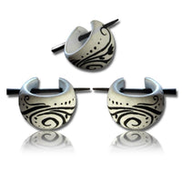 Cargar imagen en el visor de la galería, Spiralmuster Holzcreolen weiß schwarz Pin-Ohrringe Pin-Creolen Holz Horn Pin handbemalt 16 mm
