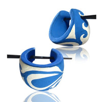 Cargar imagen en el visor de la galería, blau Holzcreolen weiß Pin-Ohrringe Pin-Creolen Wellen handbemalt Holz Horn Pin 16 mm
