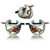 Cargar imagen en el visor de la galería, Stern Holzcreolen rot weiß schwarz Pin-Ohrringe Pin-Creolen Holz Horn Pin handbemalt 16 mm
