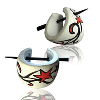 Cargar imagen en el visor de la galería, Stern Holzcreolen rot weiß schwarz Pin-Ohrringe Pin-Creolen Holz Horn Pin handbemalt 16 mm
