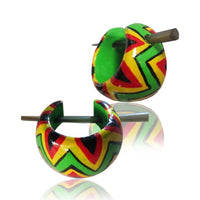 Load image into Gallery viewer, Zacken Holzcreolen rot gelb grün schwarz Pin-Ohrringe Pin-Creolen Holz Horn Pin 16 mm
