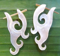 Cargar imagen en el visor de la galería, Pin Creolen Perlmutt Muschel Horn handgeschnitzt Ohrringe weiß gelb Ornamente
