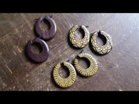 Cargar imagen en el visor de la galería, Holz Pin Creolen oval 38mm dunkel braun Horn-Pin Ohrringe gold Muster Handarbeit
