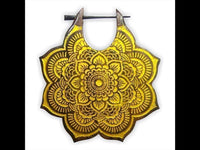 Cargar imagen en el visor de la galería, Holz Pin Creolen 47mm dunkelbraun Ohrringe Mandala Blume gold silber bemalt
