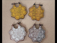 Cargar imagen en el visor de la galería, Holz Pin Creolen 47mm dunkelbraun Ohrringe Mandala Blume gold silber bemalt
