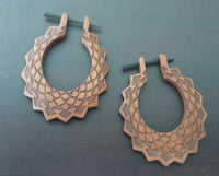 Cargar imagen en el visor de la galería, Sawoholz Holz Pin Creolen 42mm rotbraun Ohrringe oval Zackenrand Pfeile Schuppen
