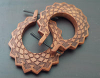 Cargar imagen en el visor de la galería, Sawoholz Holz Pin Creolen 42mm rotbraun Ohrringe oval Zackenrand Pfeile Schuppen
