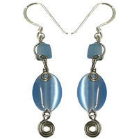 Load image into Gallery viewer, Katzenaugen-Ohrringe, Ohrhänger mit ovalförmigem blau-gefärbtem Katzenauge und Bügel aus Sterling Silber 925
