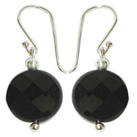 Cargar imagen en el visor de la galería, Elegante Ohrringe aus 925er Sterling Silber mit geschliffenen schwarzen Onyx-Scheiben, die als stilvolle Ohrhänger für Damen jedes Outfit veredeln.
