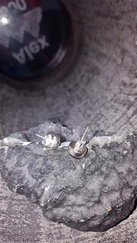 Load image into Gallery viewer, Ohrstecker Tigerauge braun rund 6 mm 925er Sterling Silber Rand Stein Silberohrstecker
