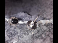 Cargar imagen en el visor de la galería, Ohrstecker schwarz Stein Onyx oval Rand Zopfmuster 925 Sterlingsilber
