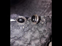 Cargar imagen en el visor de la galería, Ohrstecker schwarz Stein Onyx oval Rand Zopfmuster 925 Sterlingsilber

